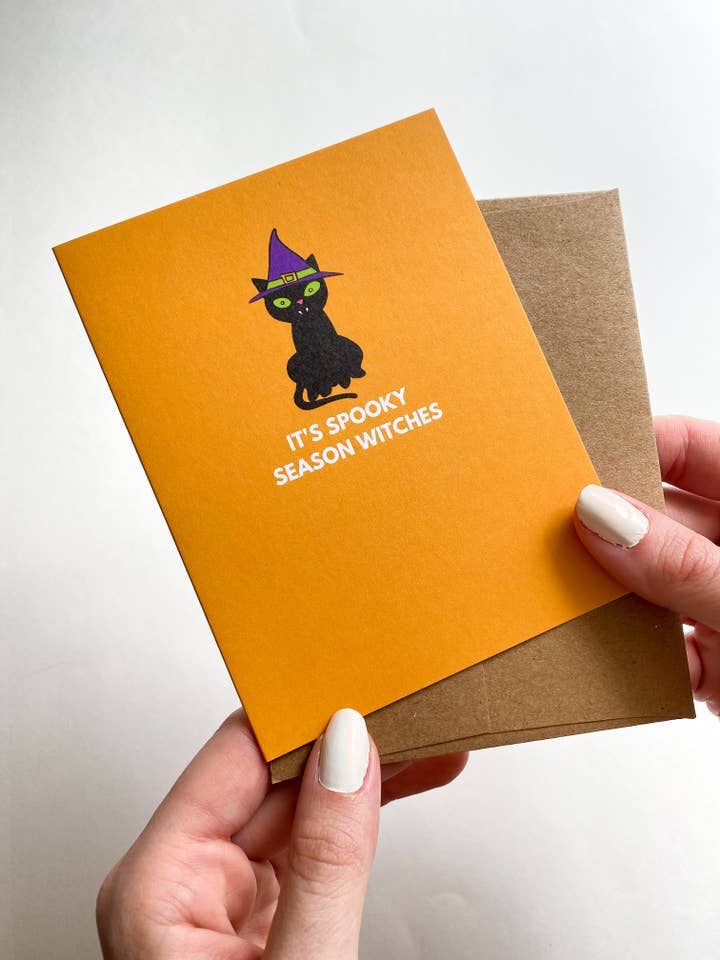 Carte d'Halloween It's Spooky Season Witches Chat Noir pour la vente par Five Dot Post