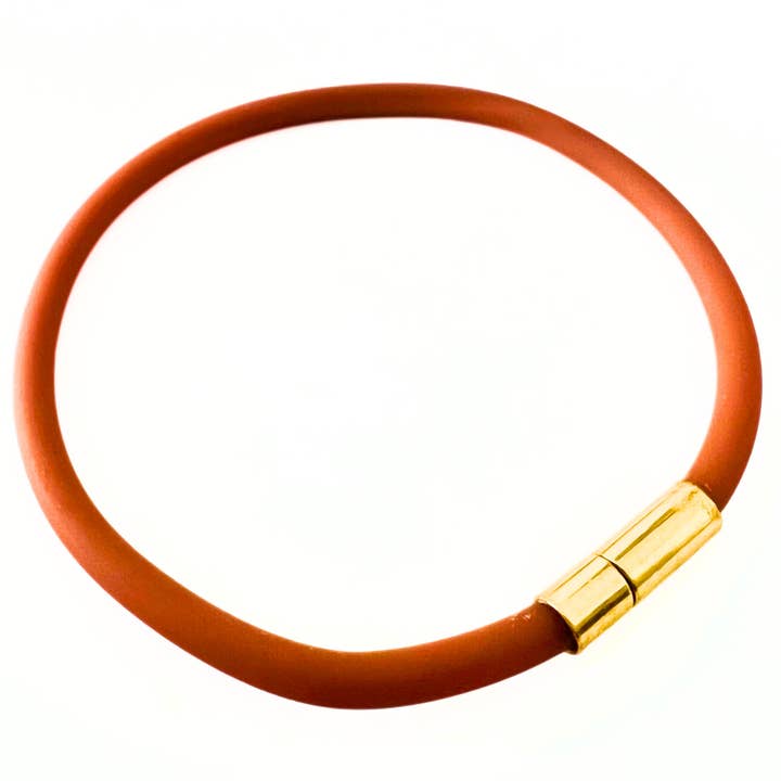 Pulseira Tami Impermeável de Cordão de Borracha Soft-Touch com Agulha de Ouro/Fecho de Pino - Caramelo por atacado de Unklaspe