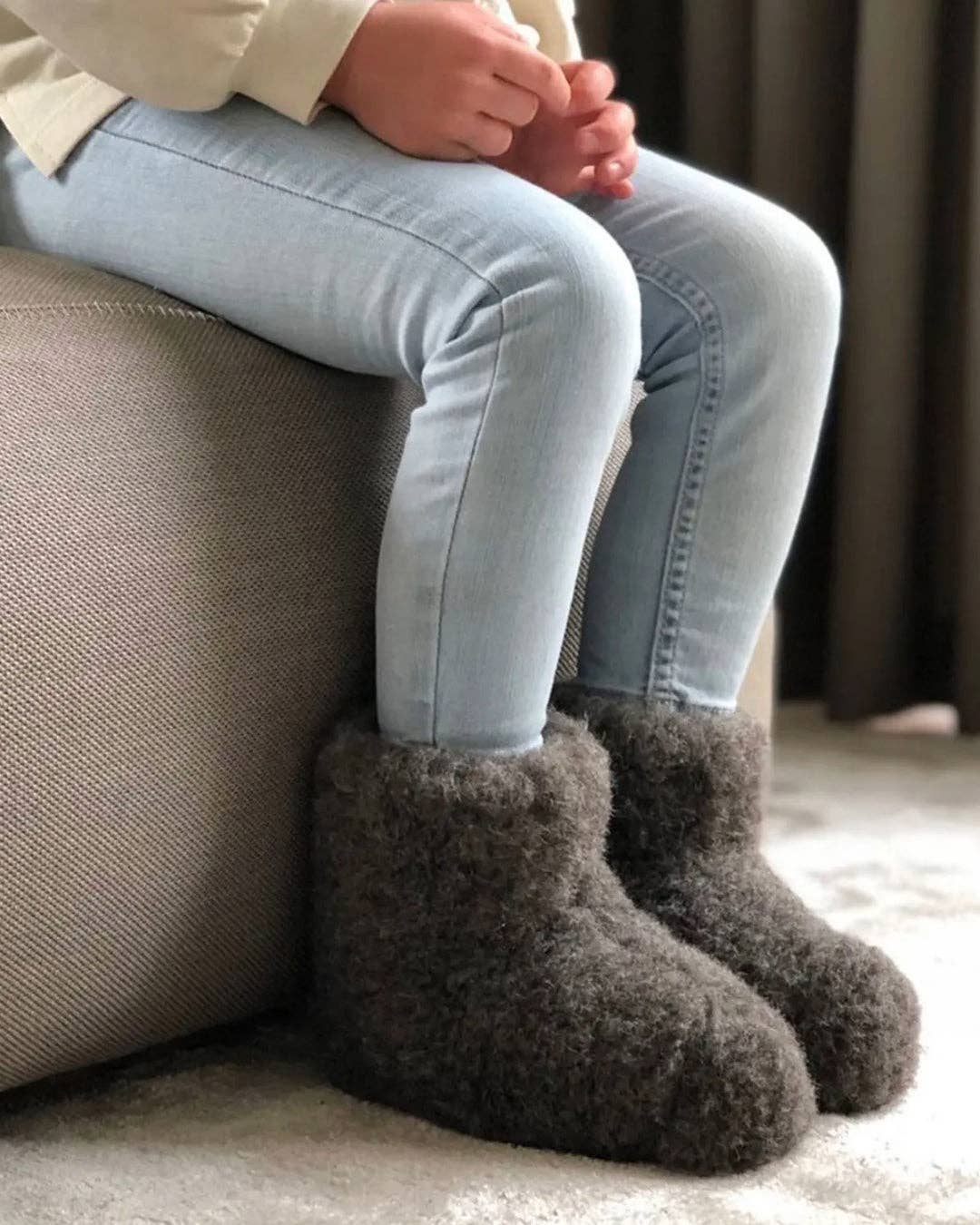 The Cozy Sheep – Engroshandel Hjemmesko - Børn – Kids slippers – Dark Grey (High model)1