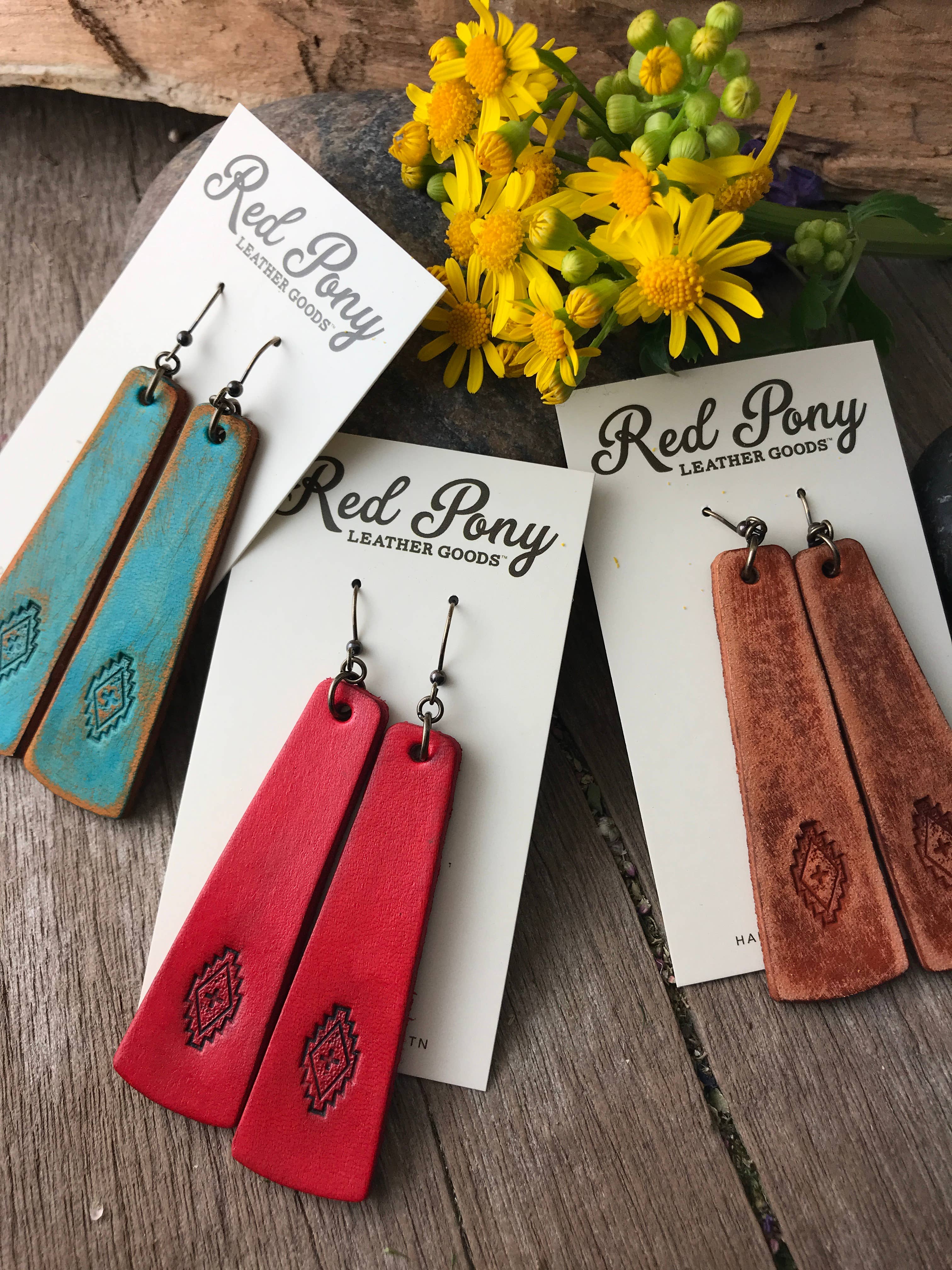 Red Pony Leather Goods – Brincos de argola por atacado – Brincos de couro com barra estilo western trabalhados à mão5