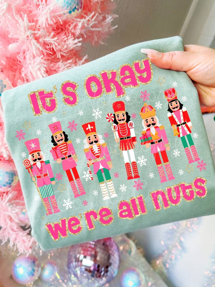 Va bene, siamo tutti matti maglietta per la vendita all'ingrosso da parte di Downtown Darling Wholesale