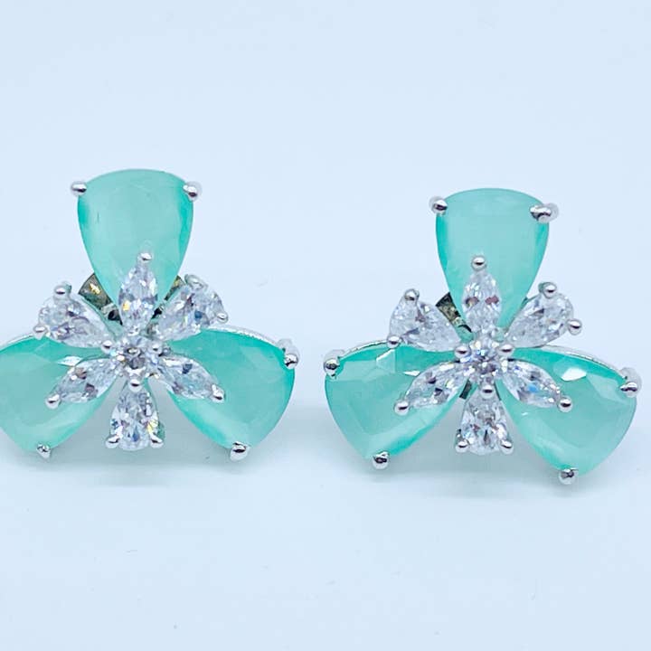 Borchie American Diamond per la vendita all'ingrosso da parte di Sarah Shahid Designer Jewelry