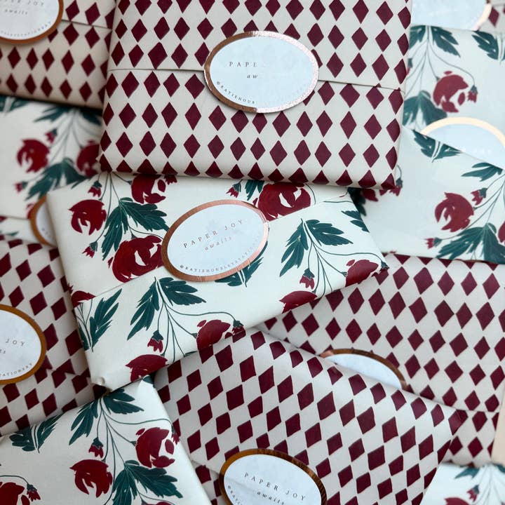 Katie Housley - Vente Feuille de papier cadeau - PAPIERS CADEAU DE LUXE À MOTIFS DIAMANT ROUGE HARLEQUIN1
