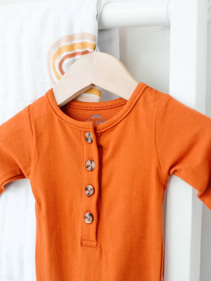Fawn & Foster - Vente Ensemble gigoteuse – bébé - Robe nouée biologique pour bébé+chapeau haut de forme nouée - Rouille