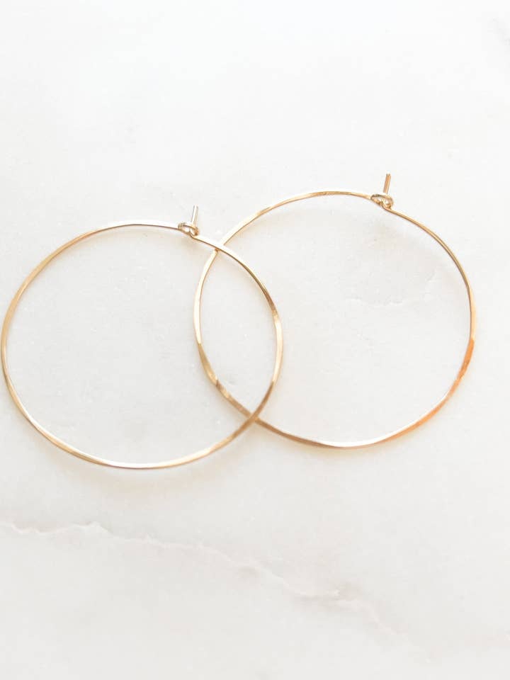 Boucles d'oreilles créoles martelées artisanales pour la vente par Where Watermelons Grow