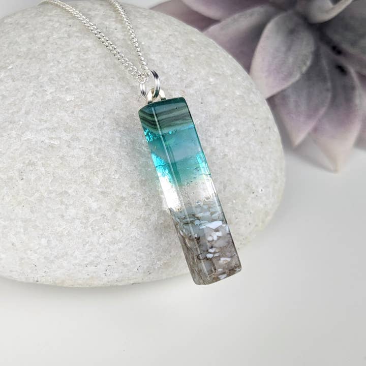 Collier à barres étroites Aquascape 1.5 Aqua transparent d'Alcala pour la vente par Alcala Designs