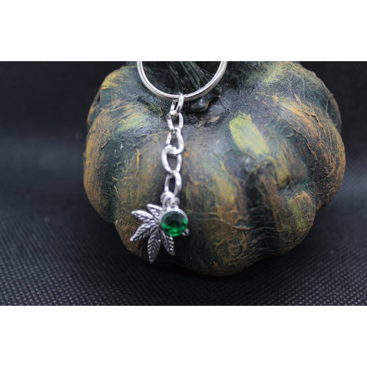 Portachiavi Verde Cannabis Erba Ciondolo Cerniera Cristallo Strega Gioielli Stregoneschi Stregoneria Metafisica per la vendita all'ingrosso da parte di Witchcrafted in MI