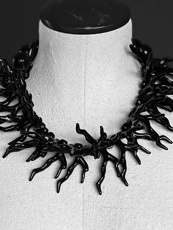 SAUVAGE : Collier de Plage Inspiré par le Corail Côtier en Noir pour la vente par Alter Ego Designs