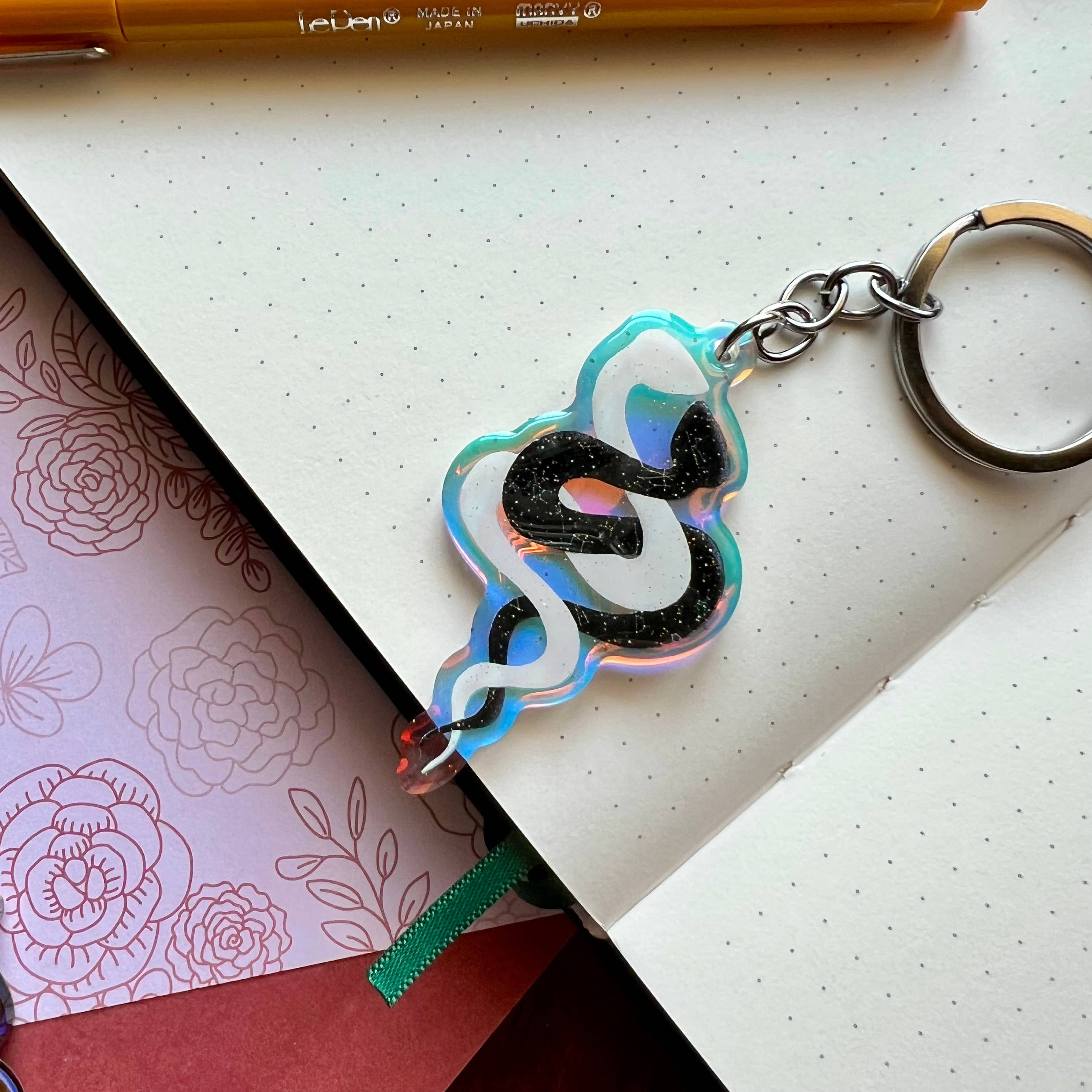 The Unrefined Crafter – wholesale Nyckelringar - Dam – Himmelska ormar nyckelring1