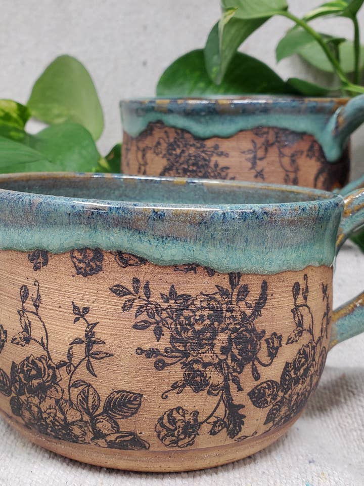 Keramik-Suppenschale mit Rosenmotiv „Rose Garden“ für den Großhandel von Turtle Hollow Pottery