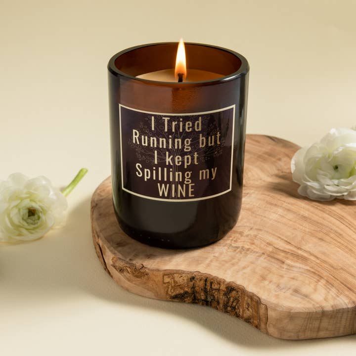 « J'ai essayé de courir, mais j'ai continué à renverser mon vin » Bougie 14 oz pour la vente par Black Oak Soap Company