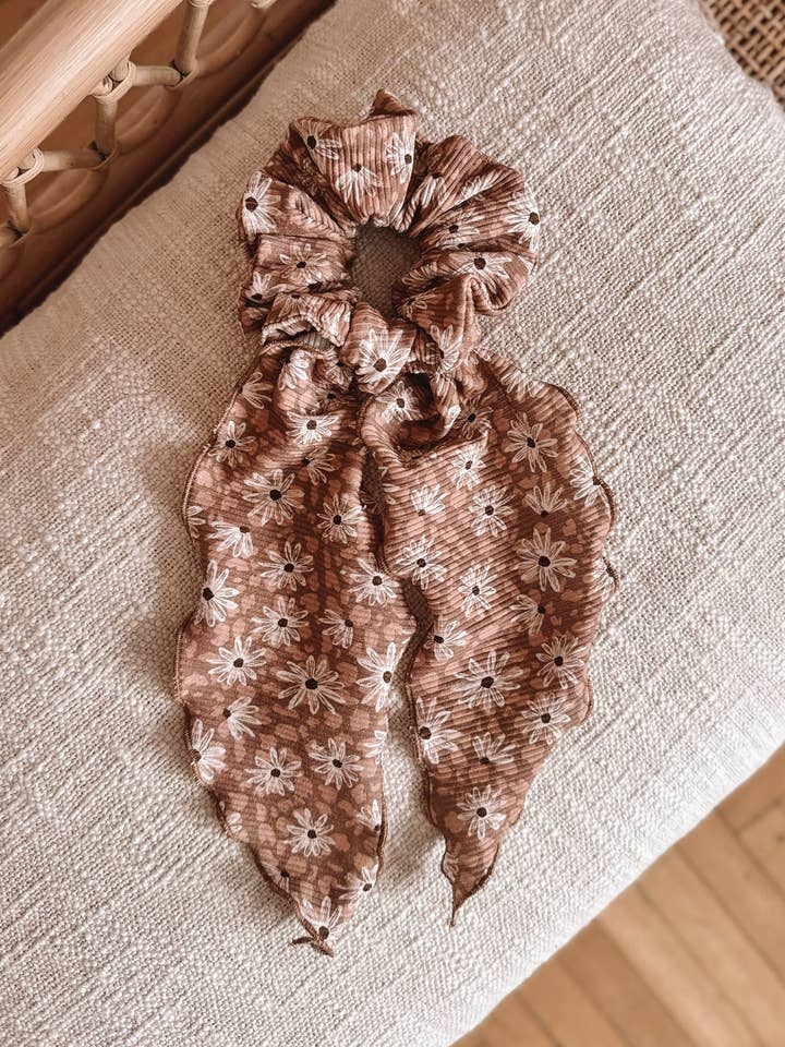 Scrunchie + bow / daisy - cappuccino for wholesale by Evelina Apparel