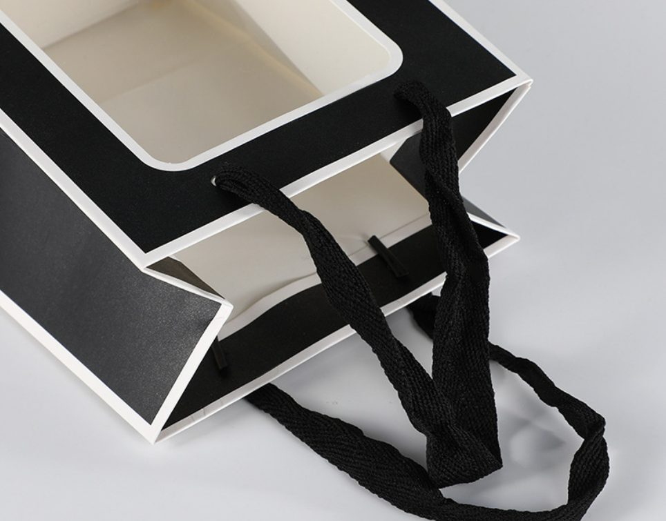 ByHome – wholesale Presentpåse – Svart papperspåse med vit kant och transparent fönster3