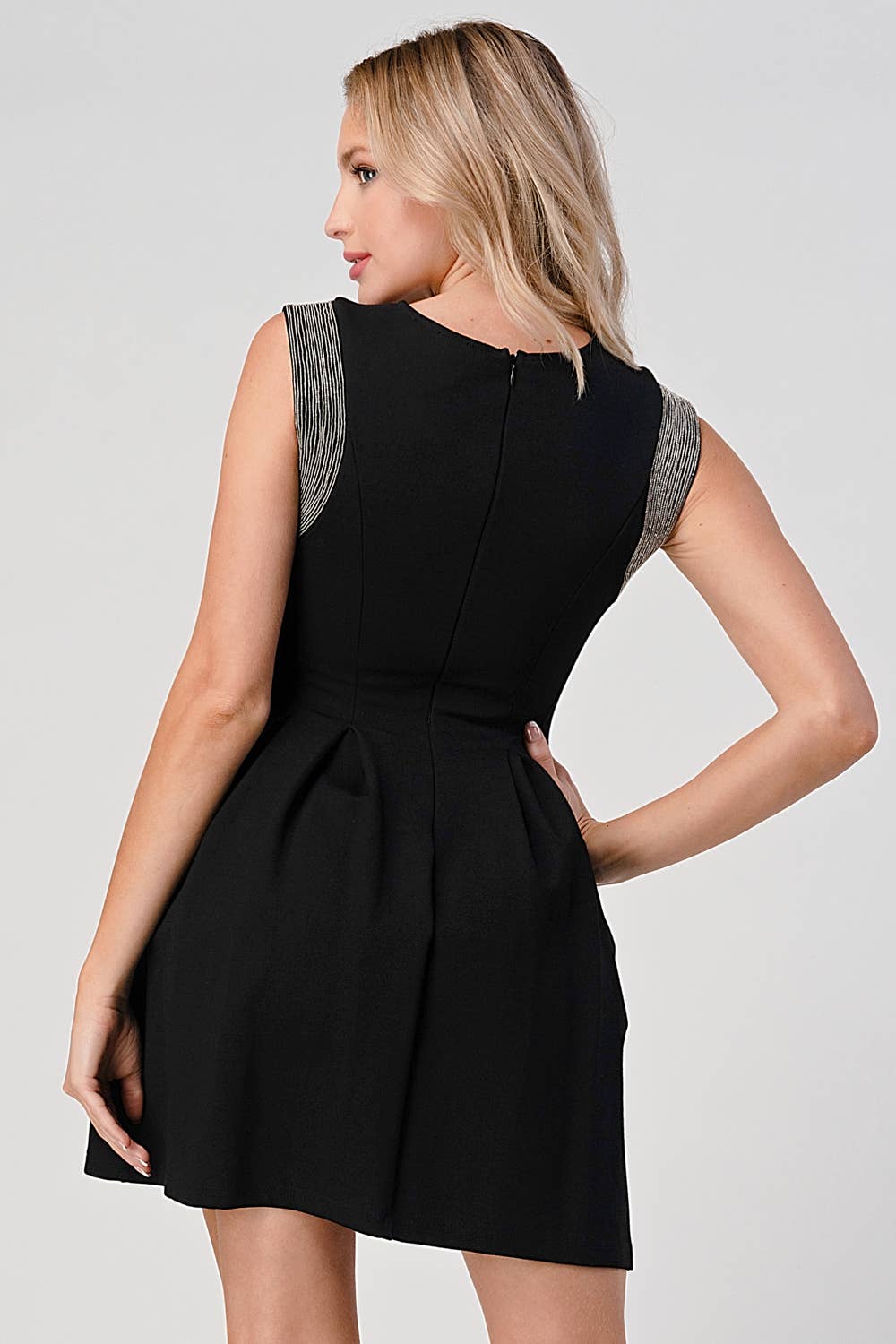 NERO Abito plissettato con dettaglio micro-catena in vendita all'ingrosso su Faire4