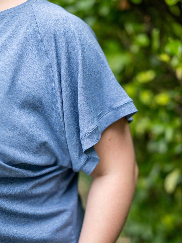 Knieriem Designs – Engroshandel Strikket top - Dame – Kortærmet blå striktop i Rayon Lycra-blanding4