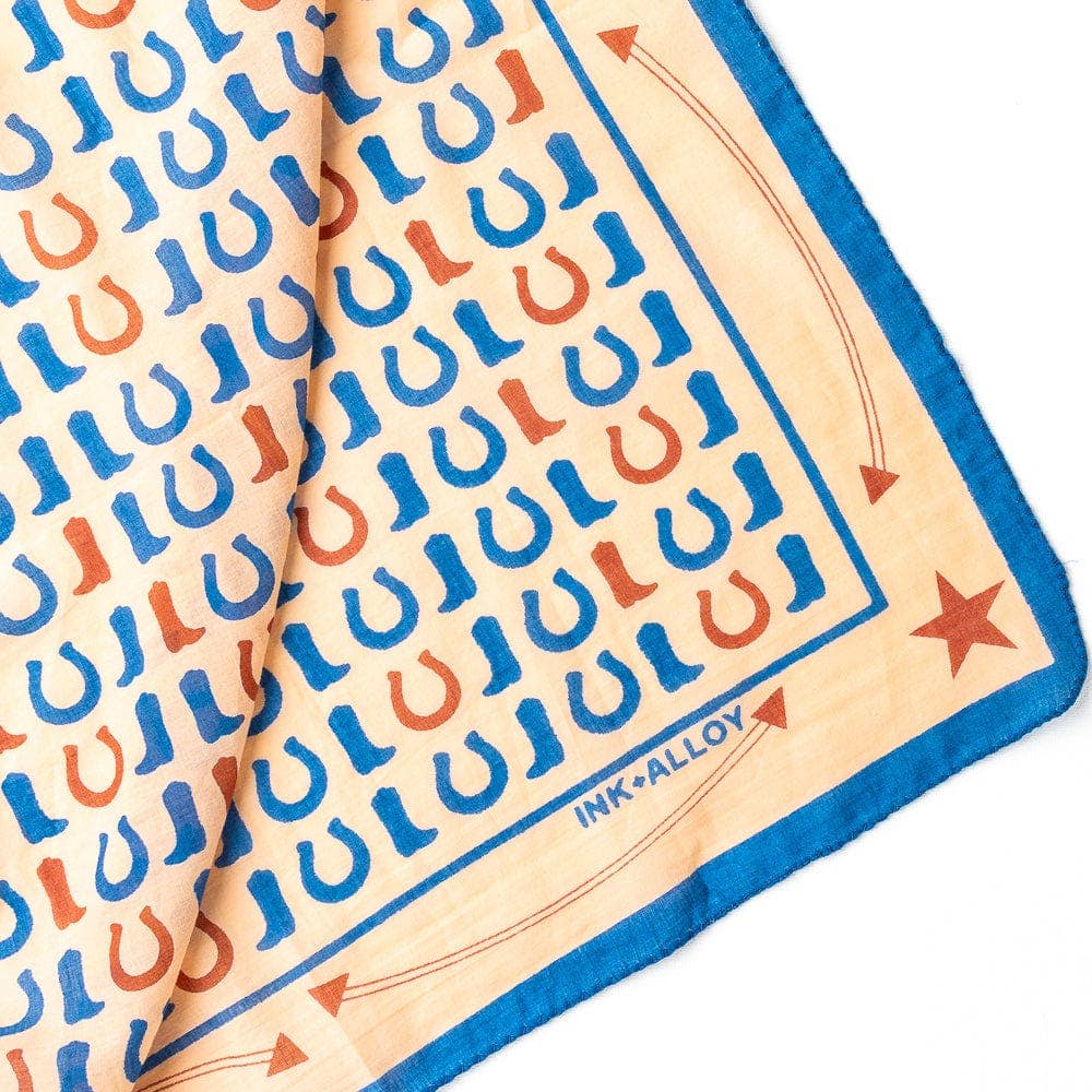 INK + ALLOY – Cachecol - Mulher por atacado – Lenço Quadrado Olivia Estampa de Botas Atacado1