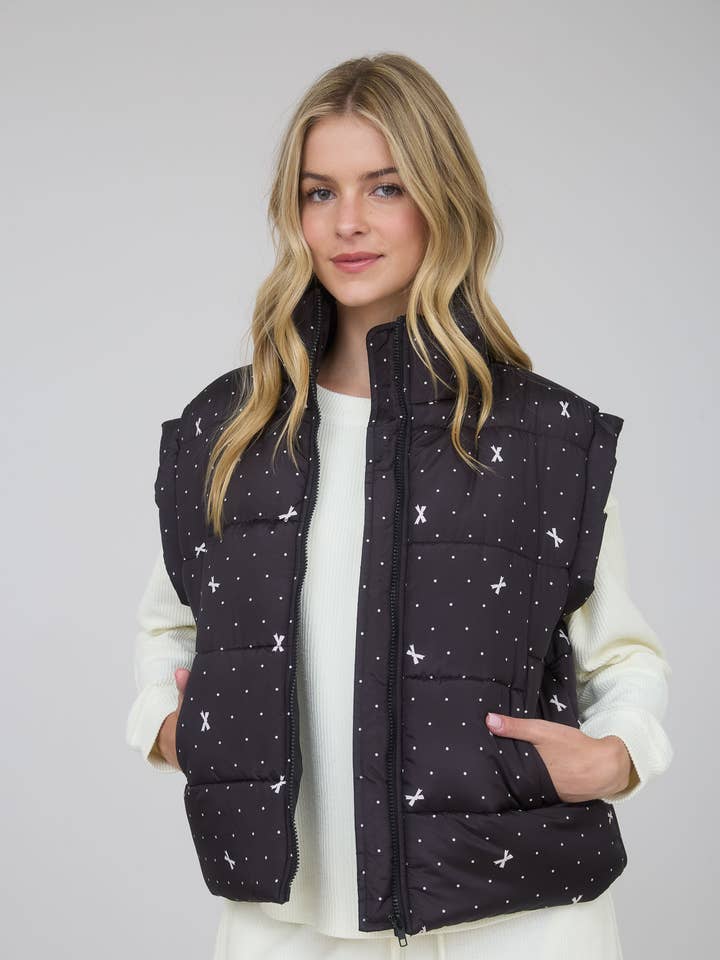 Blu Pepper – Engroshandel Vest - Dame – PUFFERVEST MED POLKAPRIKKER OG SLØJFE MØNSTER MED LYNÅS9