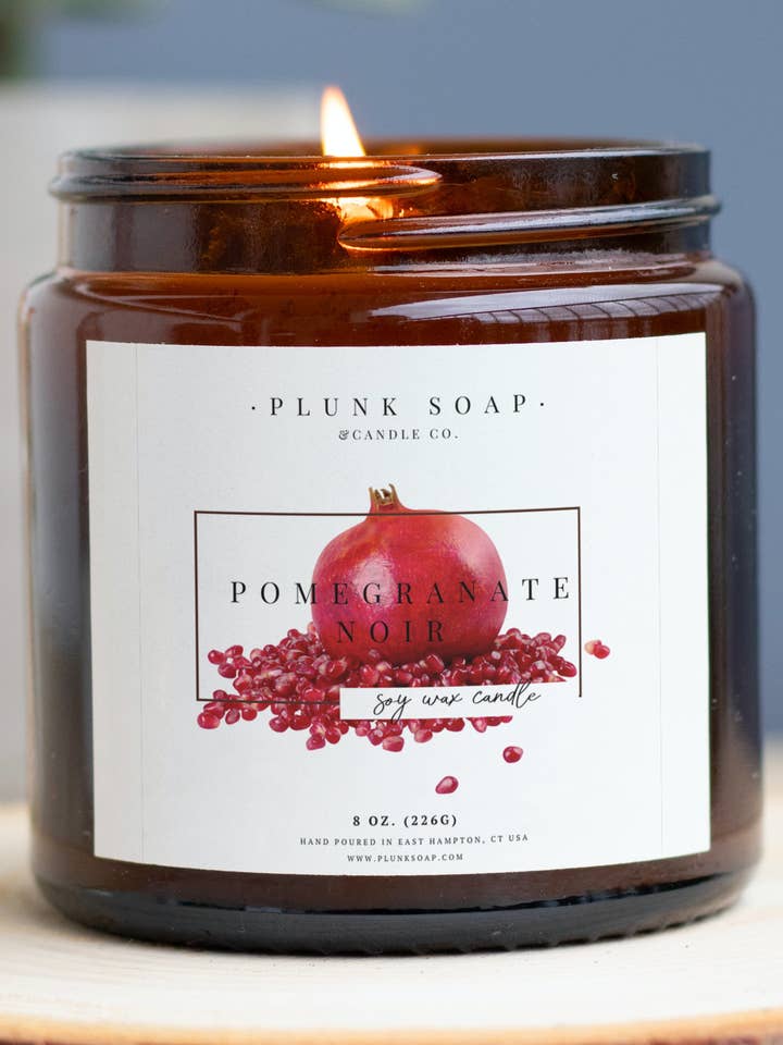 Candela di soia Pomegranate Noir per la vendita all'ingrosso da parte di Plunk Soap and Candle Company