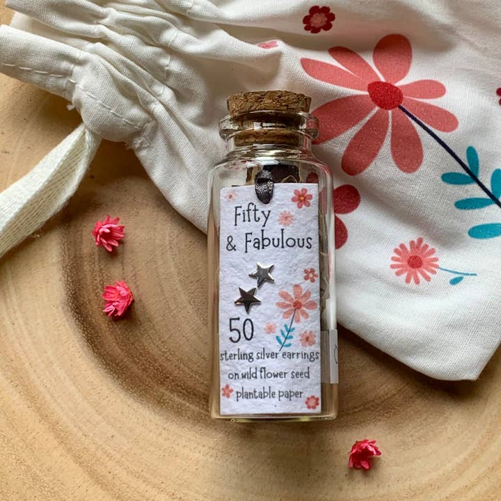 Boucles d'oreilles en bouteille en argent sterling Age 50 Star avec pochette cadeau pour la vente par Ginger & Roo