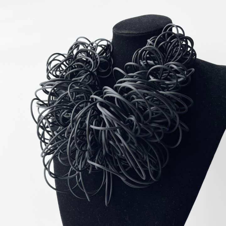 Maya Nera per la vendita all'ingrosso da parte di Michaela Malin