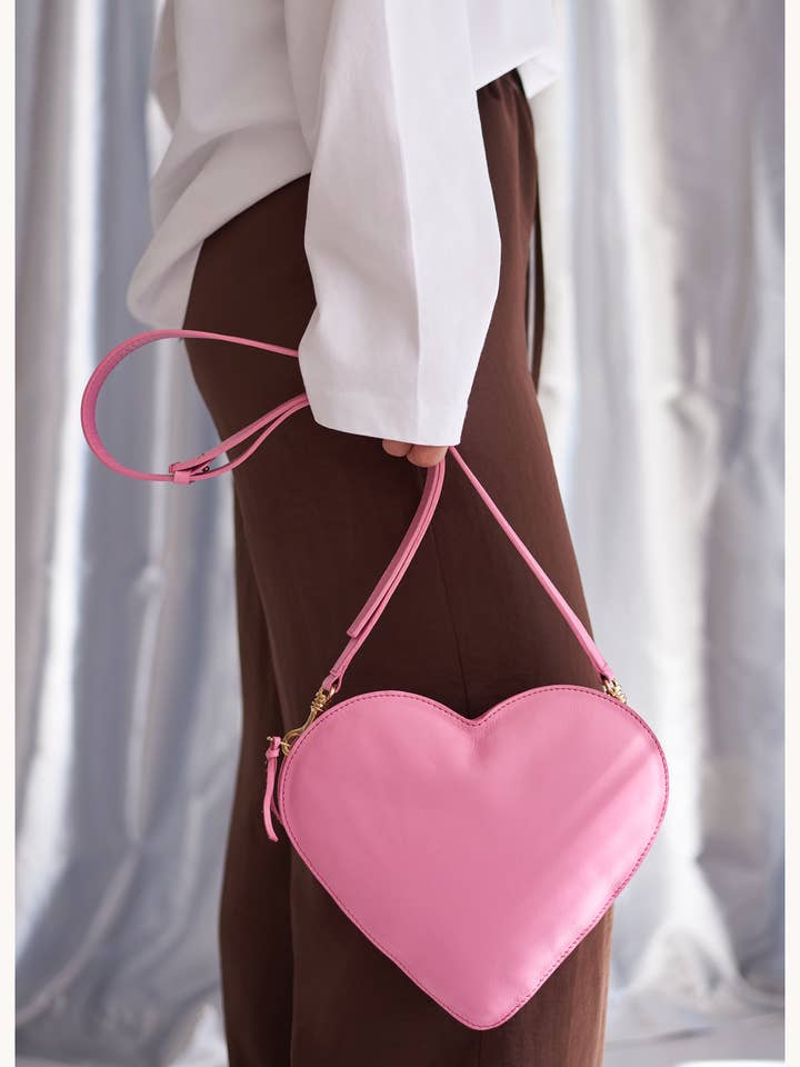 Die pinkfarbene Lederherztasche für den Großhandel von Studio Over The Moon