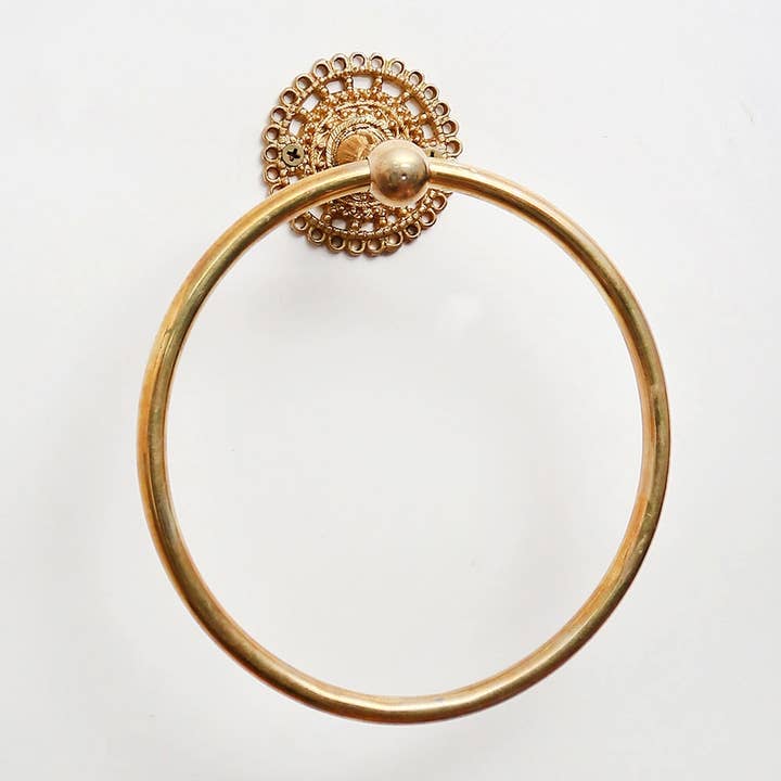 Anello portasciugamani in ottone dorato con motivo floreale per bagno per la vendita all'ingrosso da parte di Daana Paani LLC