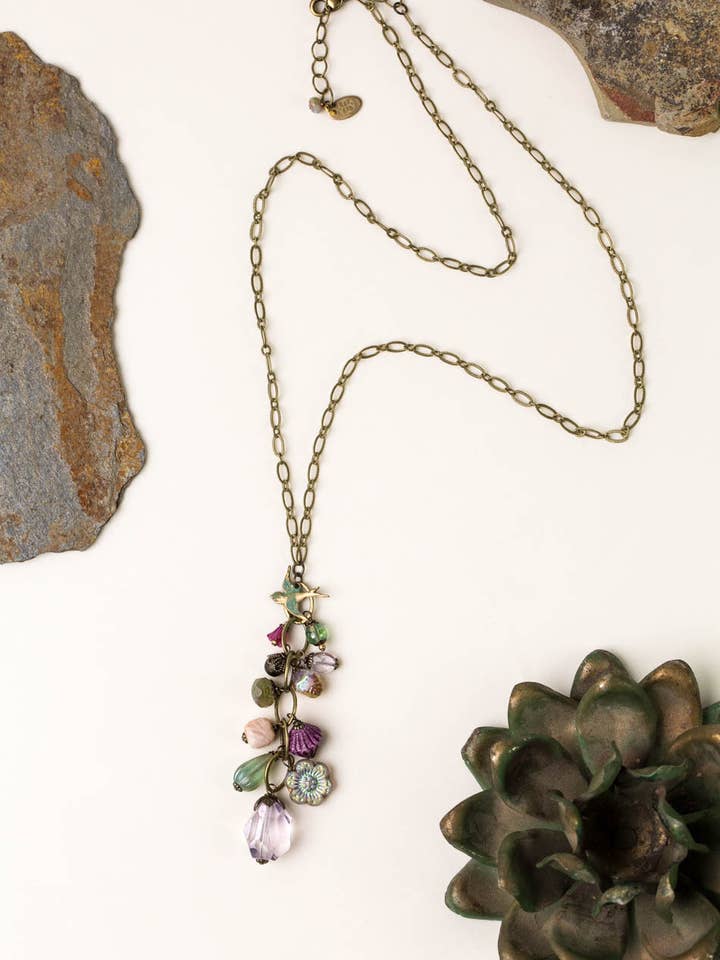 Halskette Wildflower aus tschechischem Glas, facettierter Amethyst, patinierter Spatz und Pfirsich-Mondstein-Cluster für den Großhandel von Anne Vaughan Designs Jewelry