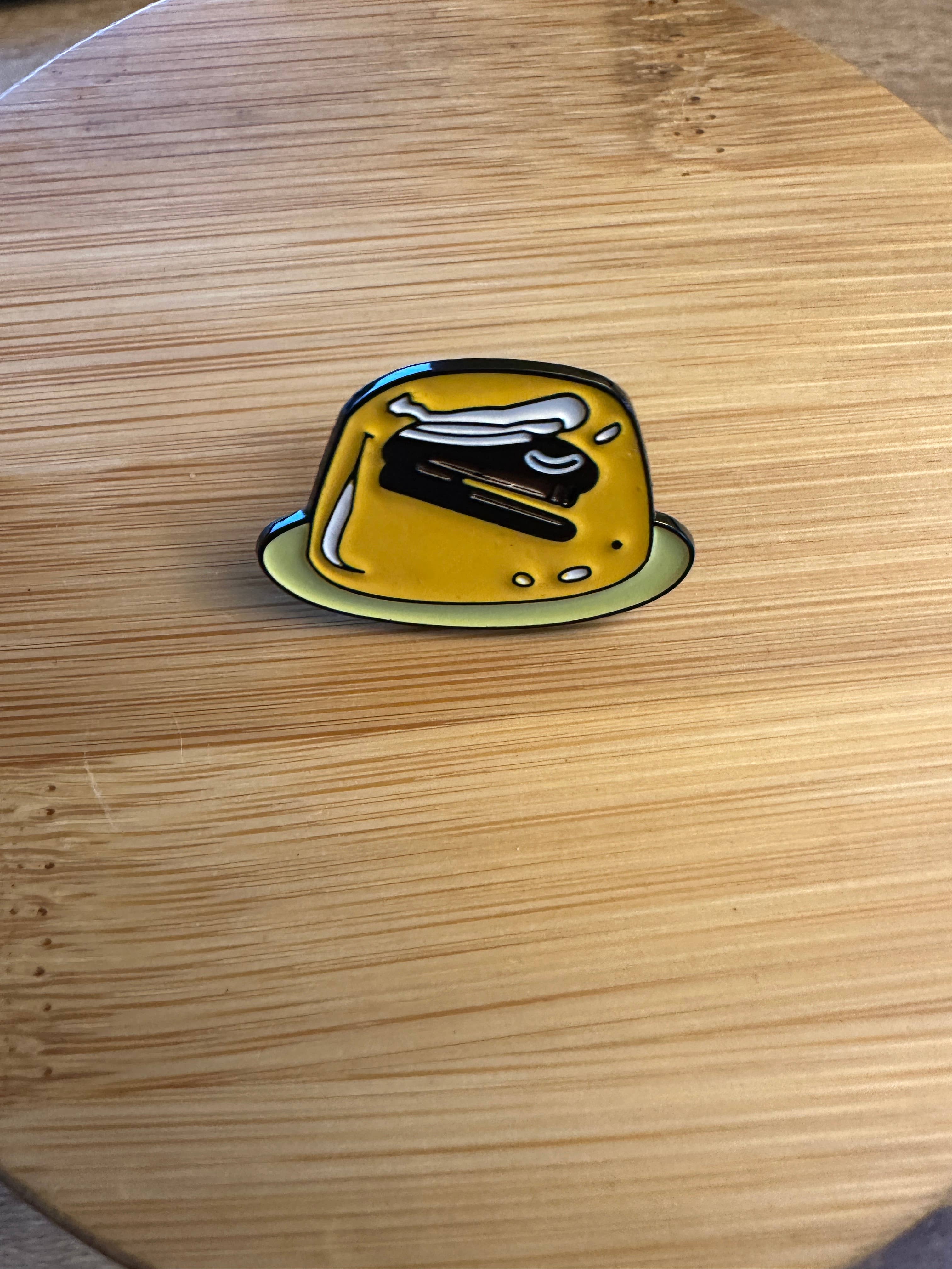 Scribble & Scroll - Venta al por mayor Botón/prendedor - Grapadora en forma de pin de gelatina - ¡Maldito sea Jim! - La oficina - Dwight