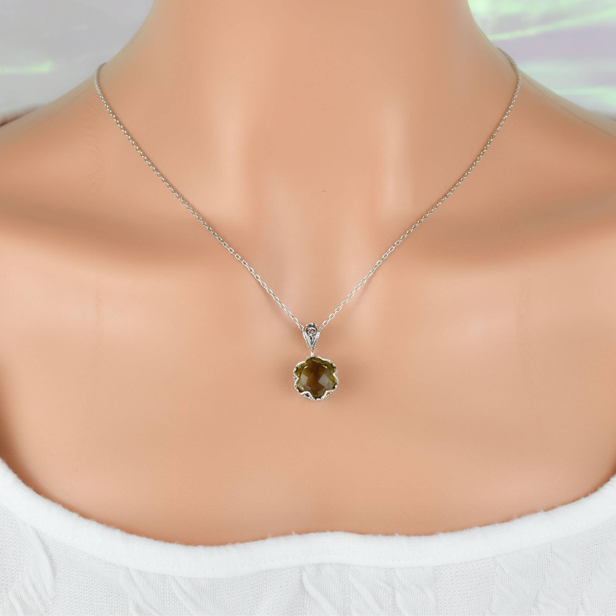 Filigranist Jewelry – wholesale Hänge-/berlockhalsband – Hängsmycke med alexandrit ädelsten i sterling silver för kvinnor3