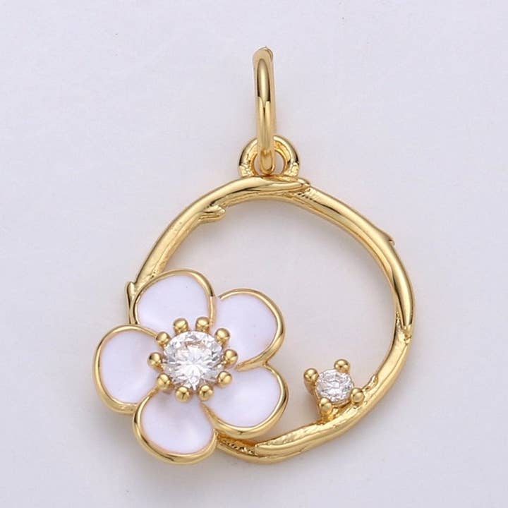 Kleine 14k Goud Gevulde Witte Bloem Bedel Klaver Bedel, CZ Gouden Bedel, Fijne Minimalistische Sieraden Benodigdheid E-581 voor wholesale door Aim Eternal