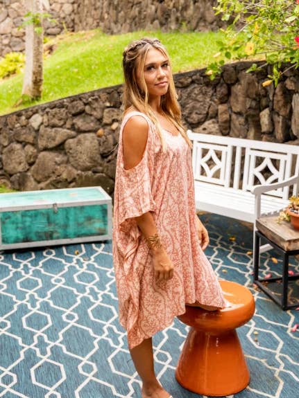 Robe élégante Sea Coral pour la vente par Lani Lau Hawaii