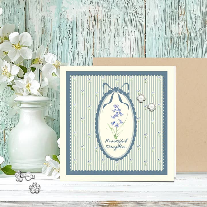 Ohrringe aus Sterlingsilber mit Perlen – Zarte Blumenstecker mit Geschenkbox zum Geburtstag der Tochter für den Großhandel von Crumble & Core