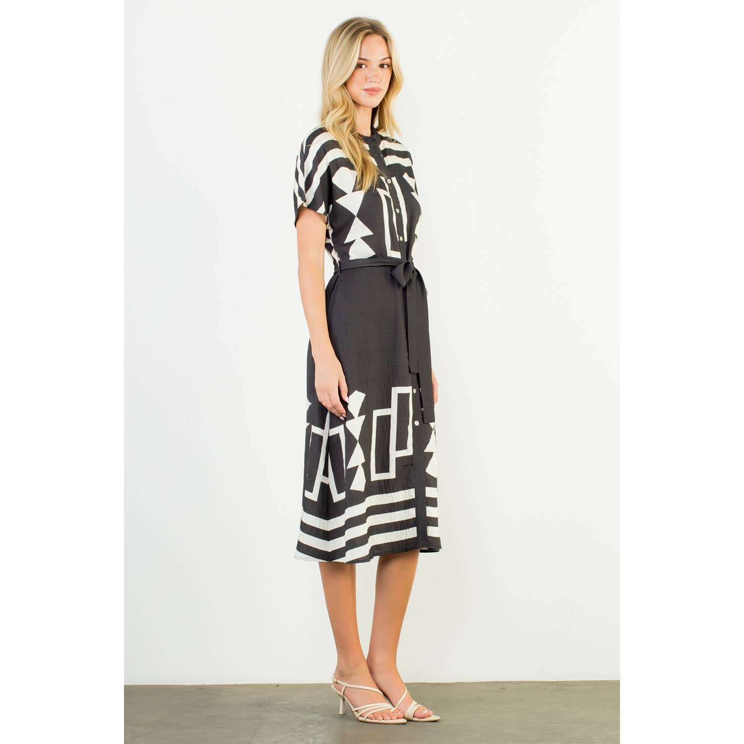 NOIR Robe à manches courtes imprimée avec boutons en vente sur Faire2