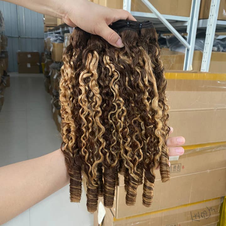 Honungsblond lockigt hår i knippen - P4/27 Highlight Burmesiska Pixie-lockar Rått människohår för wholesale av Hair Imports NYC