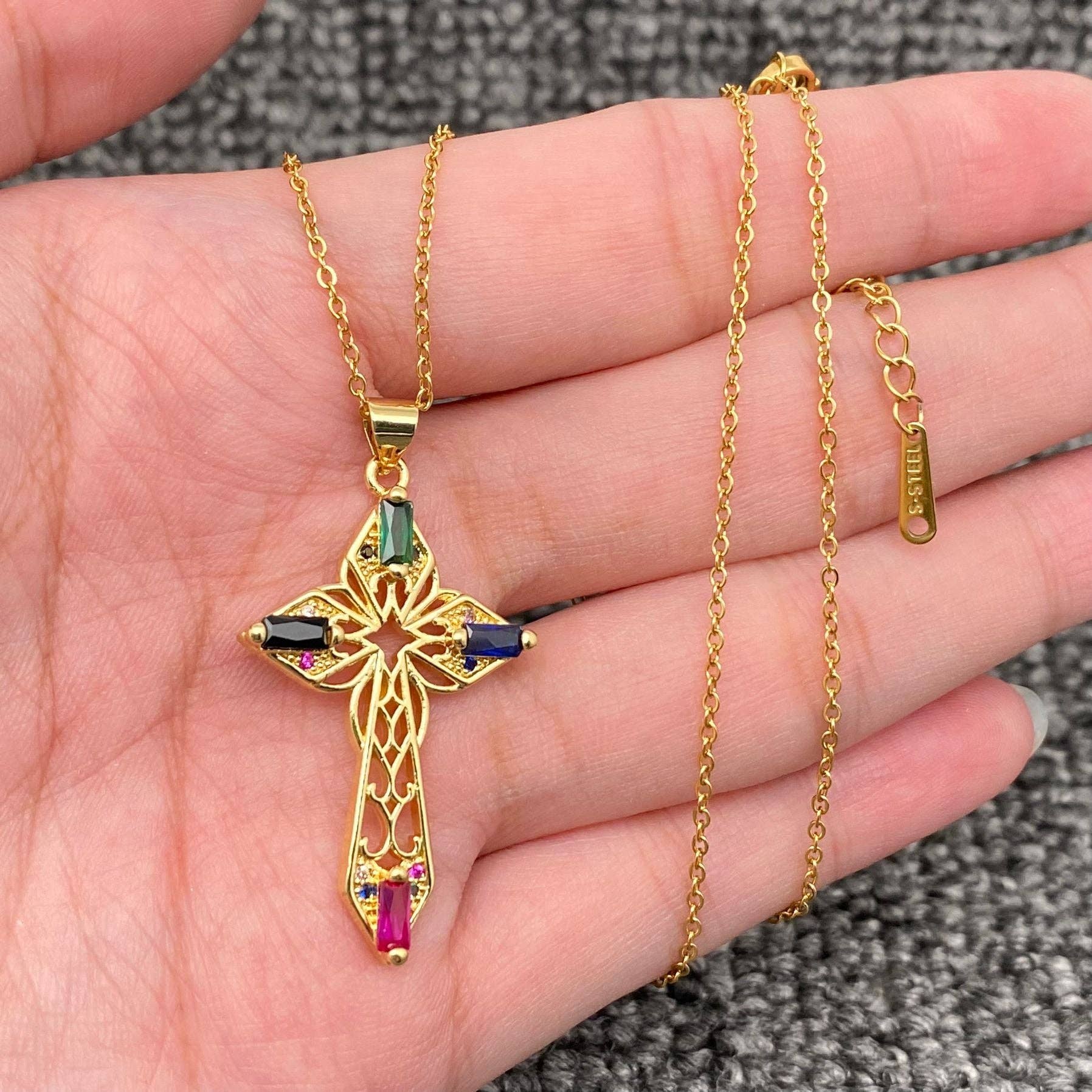 Mio Queena - Wholesale Halskettinghanger - Multi-stijl ketting met gouden hanger van strass en zirkonia kruis3