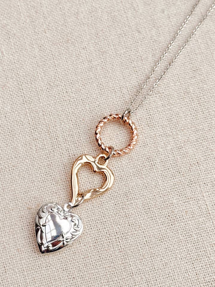 Pendentif Collier Médaillon Cœur en Métaux Mixtes pour la vente par Gracie Rose Designs