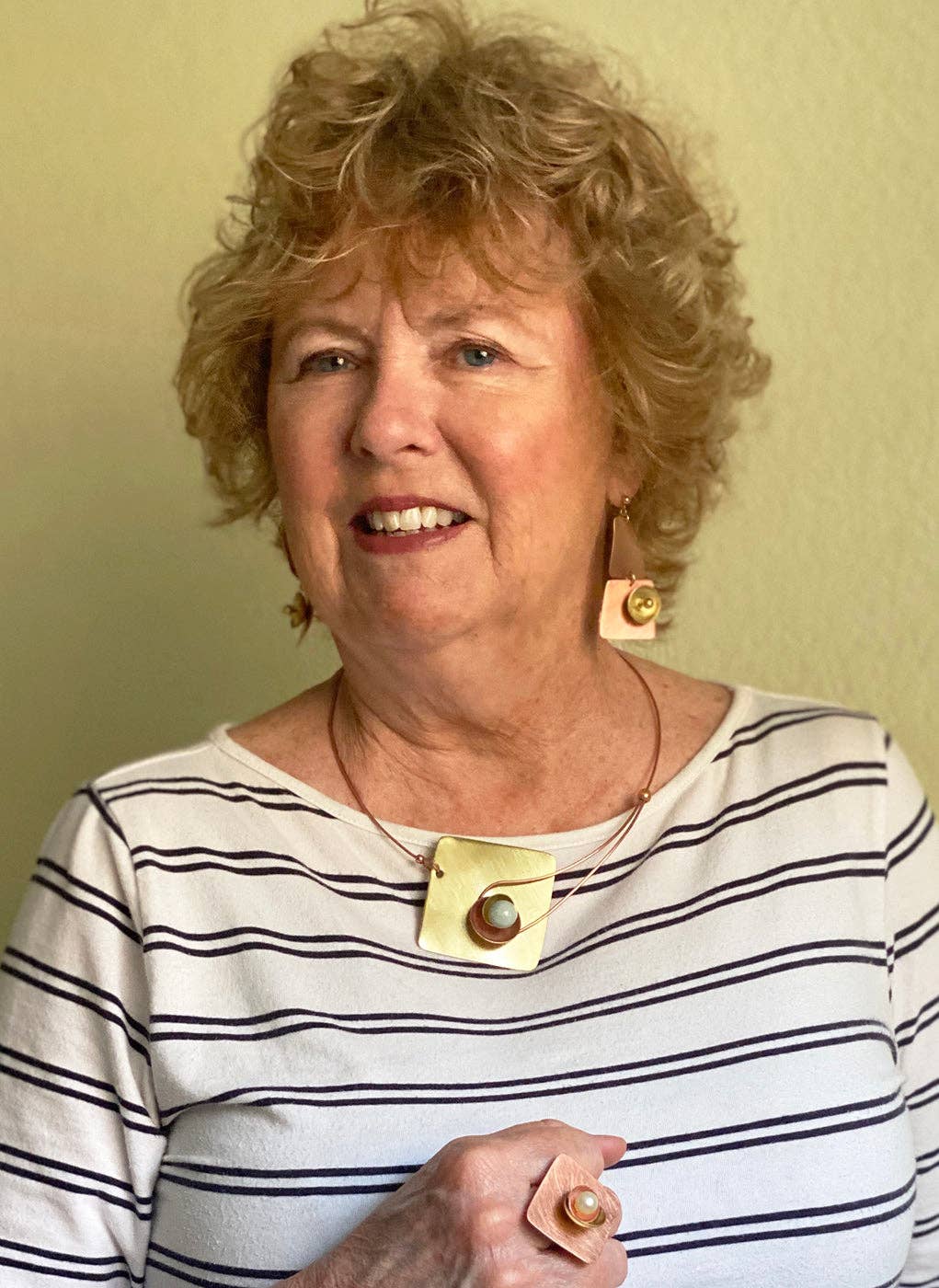 Chick Boss LLC – wholesale Hängande örhängen – SPRAY långa böjda rutor blandade Metal Post örhängen7