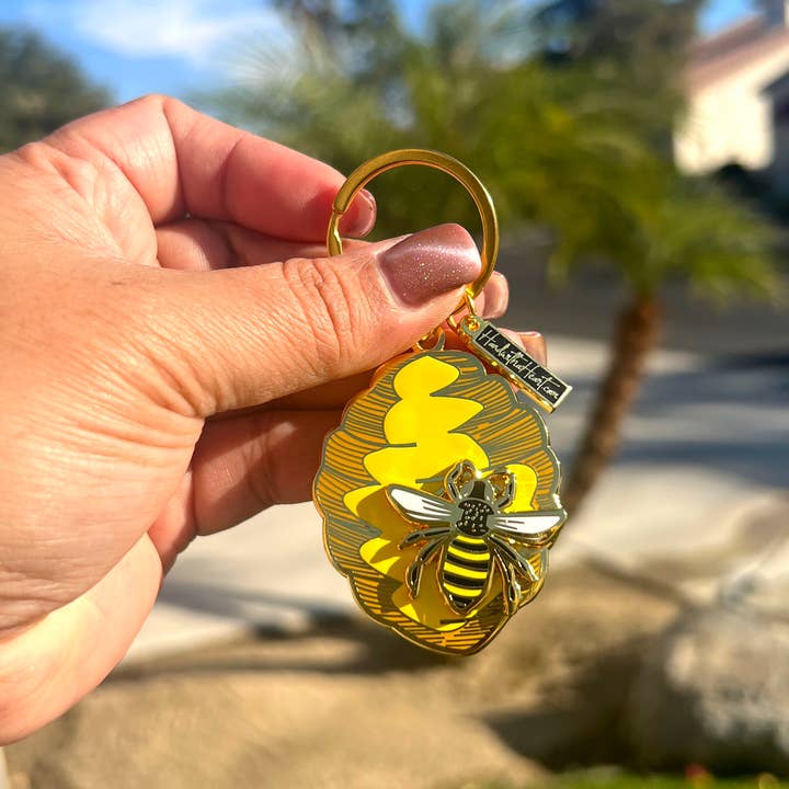 Porte-clés émail Abeille / Ruche pour la vente par Hand with a Heart