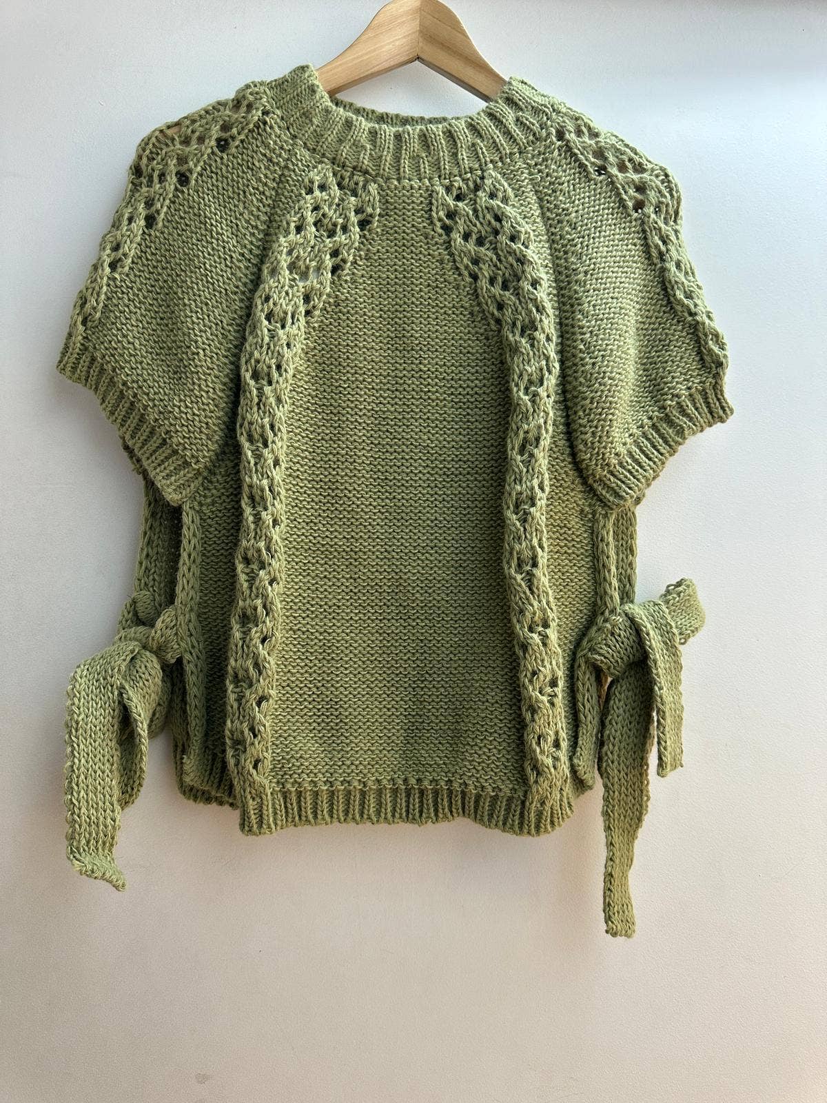 LORIANE - Vente Pull en maille – femme - 129 Pull Gilet/Ponchos
Deux nœuds à faire sur le côté6