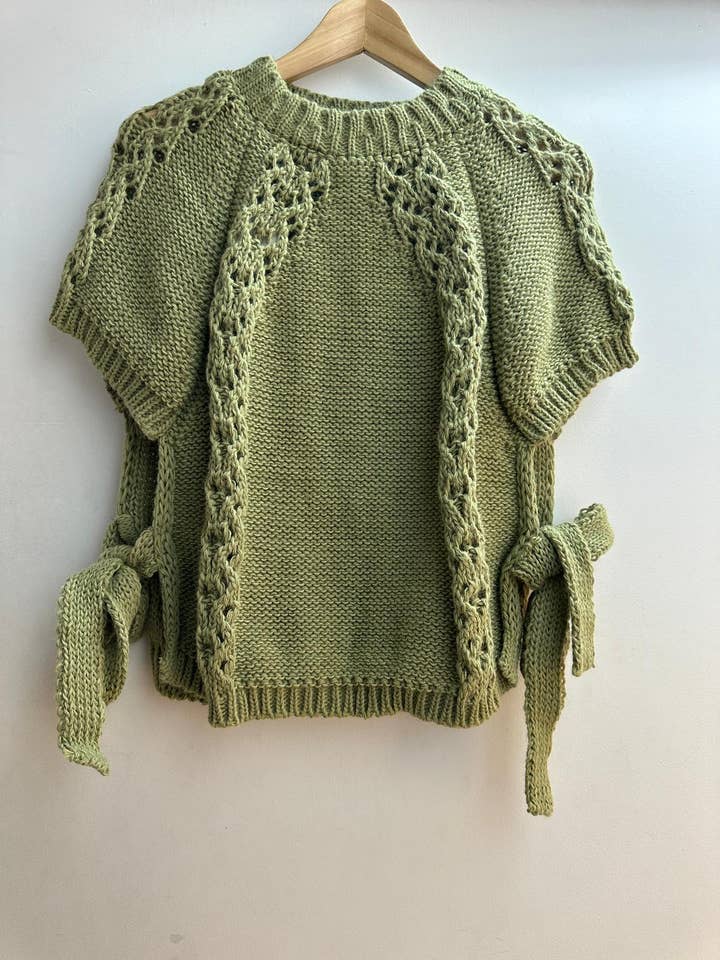 LORIANE - Wholesale Knitted jumper – Women′s - 129 sweater Vest/Ponchos
Two knots to tie on the side6