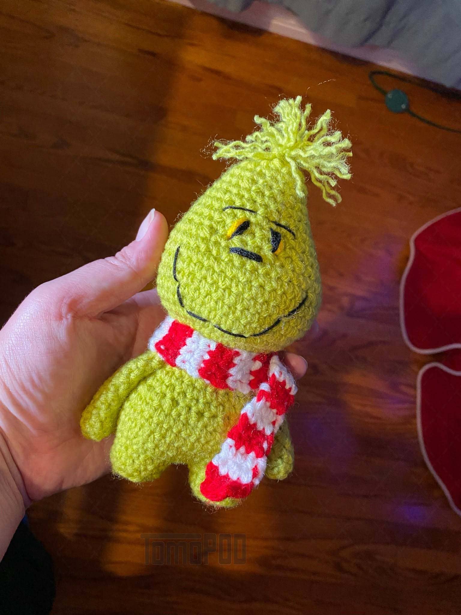 TOMOPOD LLC - Vente Peluche – enfant et bébé - Grinch au crochet, peluche Amigurumi, cadeau de Noël amusant1