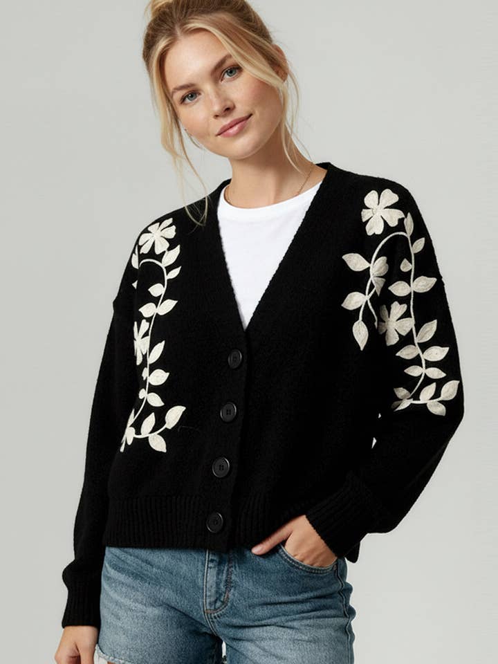 NERO CARDIGAN RICAMATO CON FIORI E BOTTONI PLUS SIZE in vendita all'ingrosso su Faire3