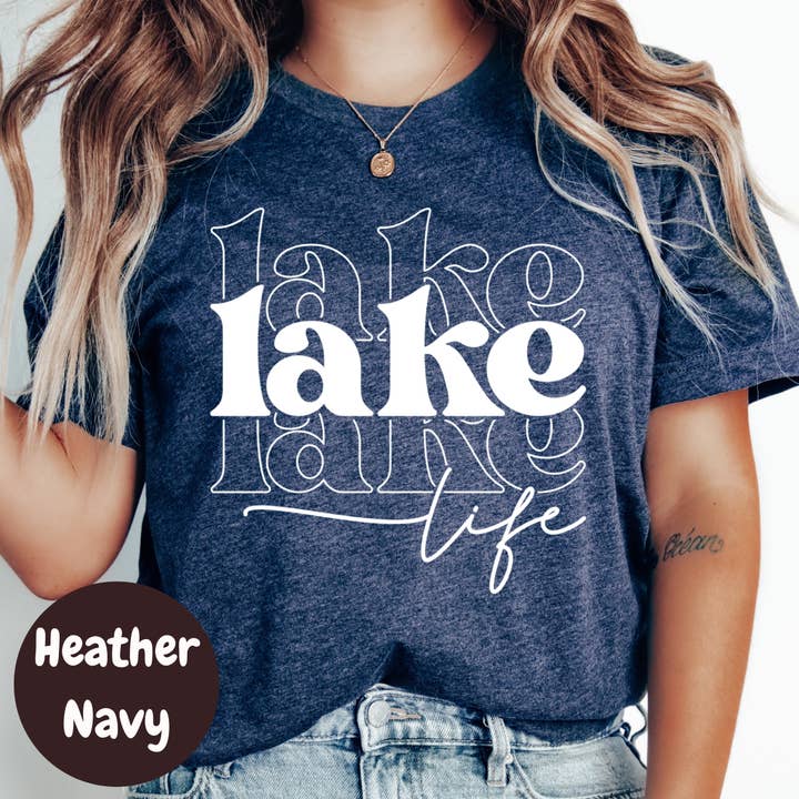 Maglietta Vita da Lago, Carina Maglietta da Giorno al Lago, Maglietta per Vacanze Estive, Maglietta per Barca e Cabina, Abbigliamento per Avventure all'Aperto per la vendita all'ingrosso da parte di Epic Life - Designed