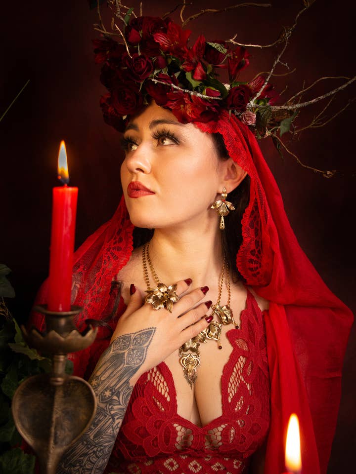 Pièce de doigt d'iris en fleurs (style Lilith, grenat) pour la vente par Trollbinde