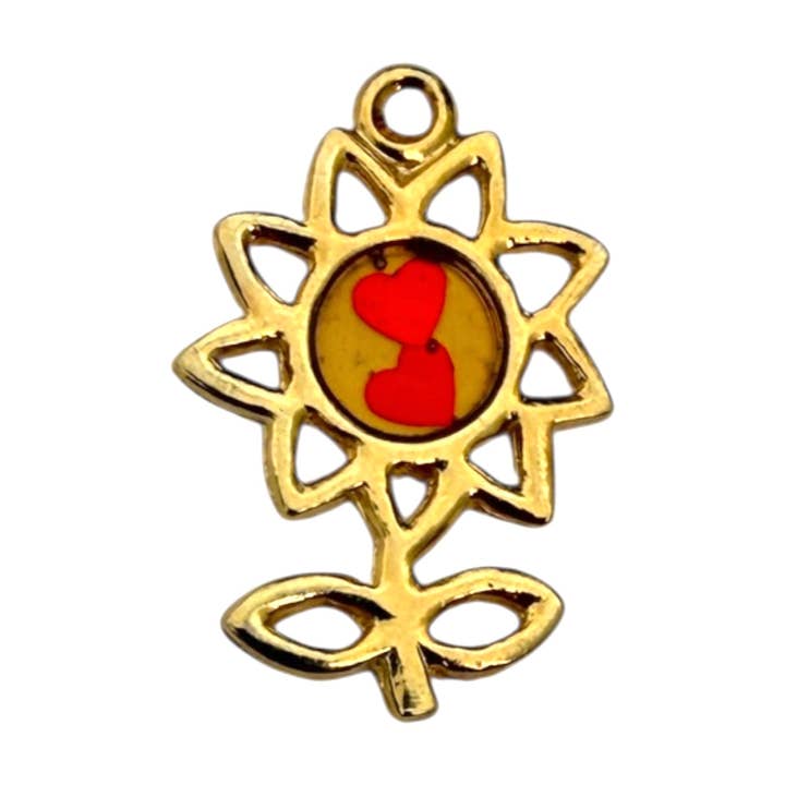 Colgante Único - Flor Dorada con Corazones de Resina para venta al por mayor de The Sage Vintage