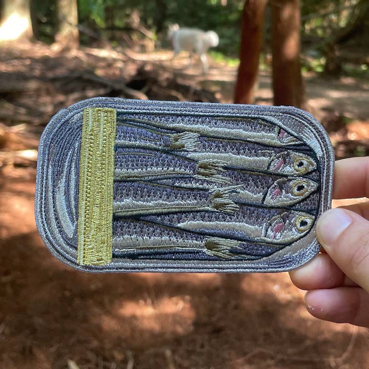 Patch brodé "Boîte de sardines" thermocollant 5” x 3”. pour la vente par FingerlessJoe