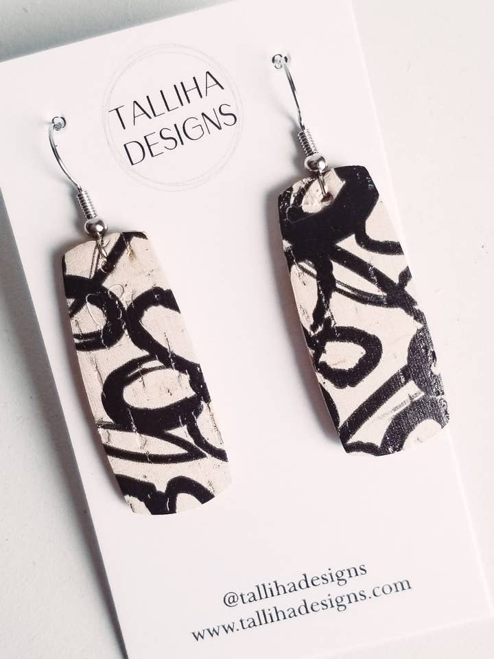 Pendientes de barra de corcho con respaldo de piel auténtica con estampado floral negro marfil para venta al por mayor de Talliha Designs