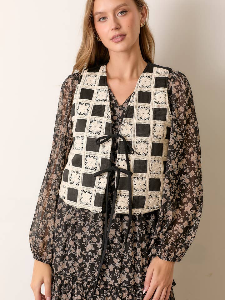 GILET A QUADRI CON STAMPA FLOREALE E DETTAGLIO IN CRAVATTA per la vendita all'ingrosso da parte di Polagram by Wellmade USA