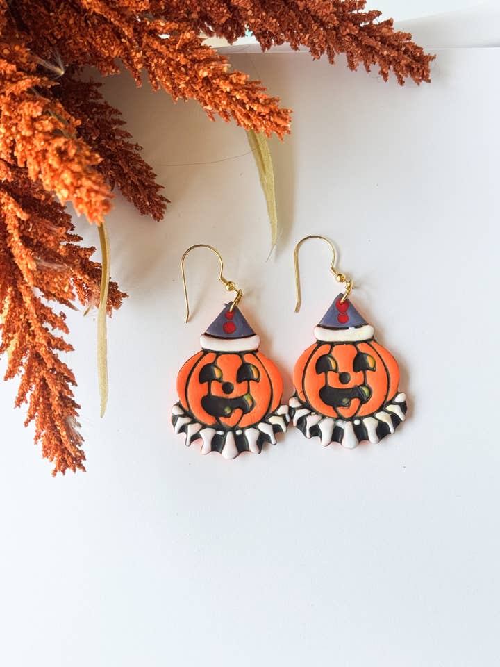 Orecchini Giullare di Zucca: Orecchini di Argilla di Halloween per la vendita all'ingrosso da parte di Mountain Made Clay - Handmade Polymer Clay Earrings