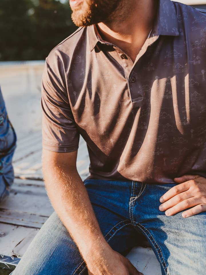 Landelijke weergaven in bruine herenpolo en andere Mannen kleding wholesale inkopen. Gratis retourzendingen en een 60-dagen netto betalingstermijn op Faire.com trends op Faire.